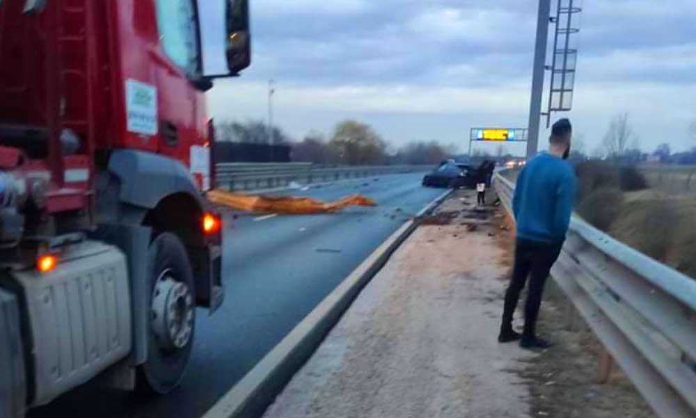 Súlyos baleset az M4-esen: egy BMW ütközött a szalagkorlátnak, öt ember megsérült