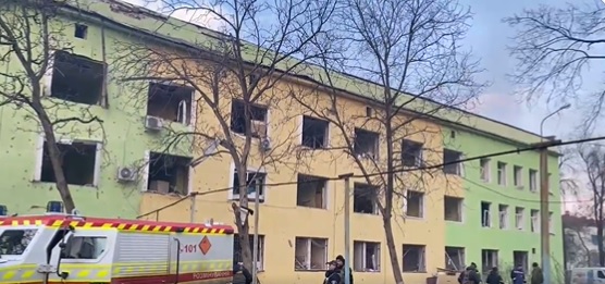 Rommá bombáztak az oroszok egy kórházat egy ukrán városban: vajúdó nők és gyerekek is vannak a romok alatt