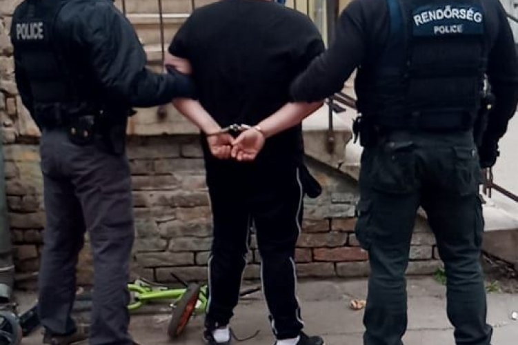 Pszichoaktív anyagot árult ez a férfi Szegeden –  A Londoni körúton terítette az anyagot, rengeteg kiskorú vásárolt tőle