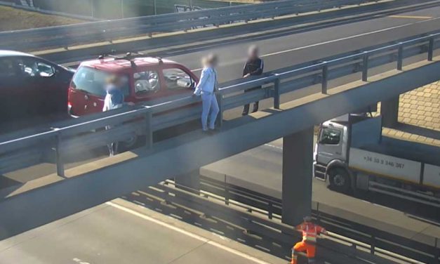 Az M0-ás egyik hídjáról akart leugrani egy elkeseredett nő, a közút munkatársai leállították a forgalmat
