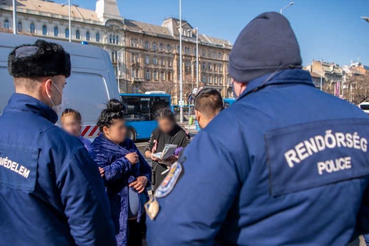 Beindult a szülés egy Ukrajnából menekülő kismamánál a Nyugati pályaudvaron, egészséges kisfiú hozott a világra