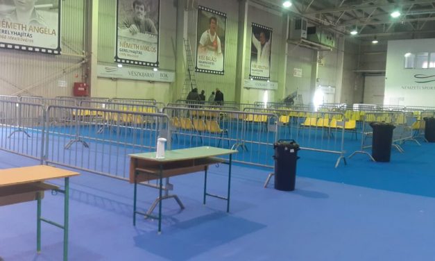 Folyamatosan érkeznek az ukrán menekültek Budapestre, még mindig rengeteg köztük a gyermek – Így viszik a segítségkérőket a BOK csarnokba