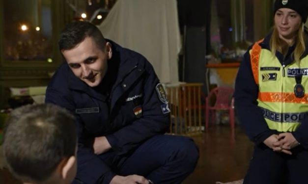 Folyékonyan beszél ukránul a magyar rendőr – Fedák András a szabadidejében is menekülteken segít – videó