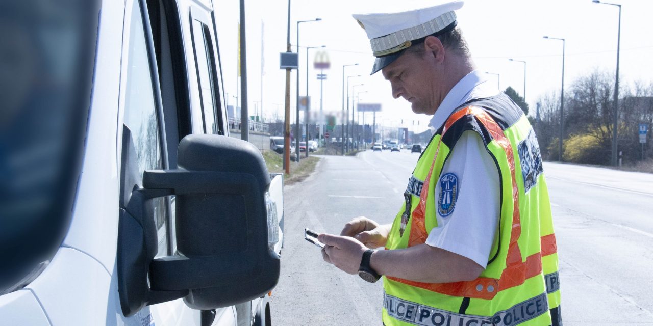 Biciklijét tolta éjszaka az úton, halálra gázolta egy autó, a másik férfi csak sétálgatott, ő sem élte túl a szombat estét