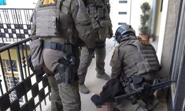 Fogva tartottak, bántalmaztak és prostitúcióra kényszerítettek egy fiatal lányt Budapesten – A pénzét is elvették, végül már az utcára is leküldték, hogy kuncsaftokat szerezzen