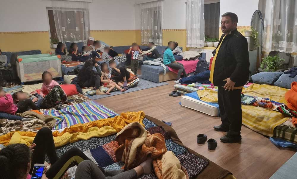 „Sokan ott maradtak, fájt a szívem mindenkiért” – egy 29 fős, Ukrajnából menekülő roma családot fogadott be a lelkész, a templomát ajánlotta fel az otthontalan embereknek