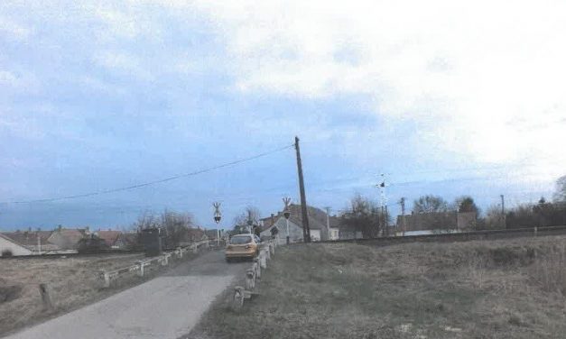 Szándékosan hajtott a gyerekeivel utazó nő kocsijába egy sofőr a pápai vasúti átjárónál
