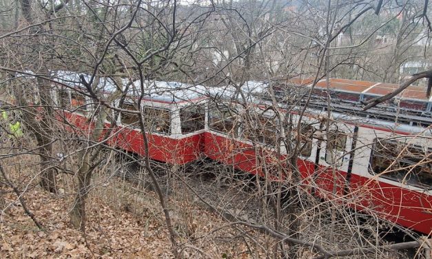 Kisiklott a fogaskerekű Budapesten, létrákon hagyták el az utasok a szerelvényeket – Fotók a helyszínről