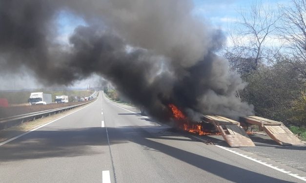 Egyik baleset éri a másikat: az M3-ason hatalmas a torlódás, eközben Bicskénél kigyulladt egy jármű