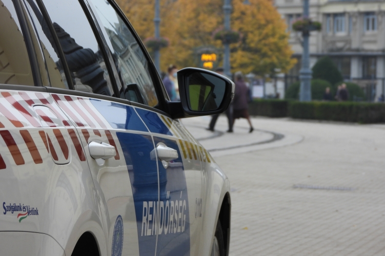 Kifosztotta újdonsült ismerősét ez a nő: 710 ezer forintot vitt el a gyanútlanul szundikáló férfitől