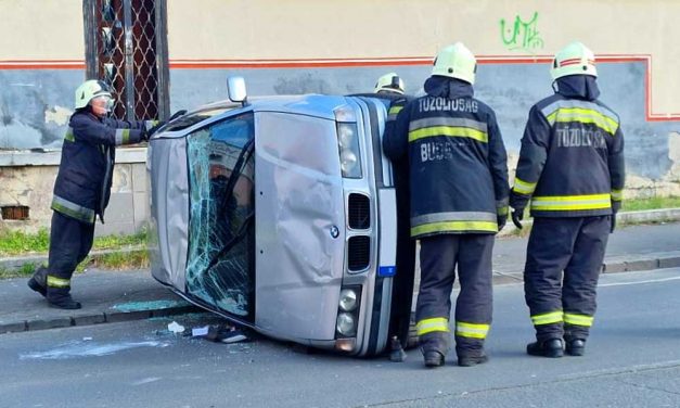Tetejére borult a BMW, a kaszkadőrök sem csinálnak olyat, amit a két srácnak sikerült Újpesten