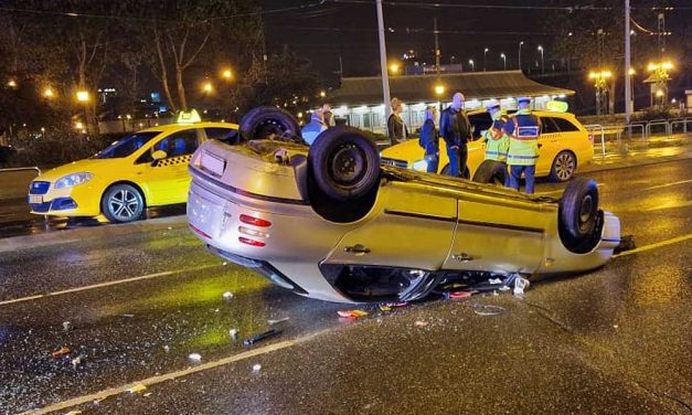 Az eszeveszett száguldozásnak nagy borulás lett a vége, a srácok kimásztak a roncsból és leléptek, a rendőrség keresi őket