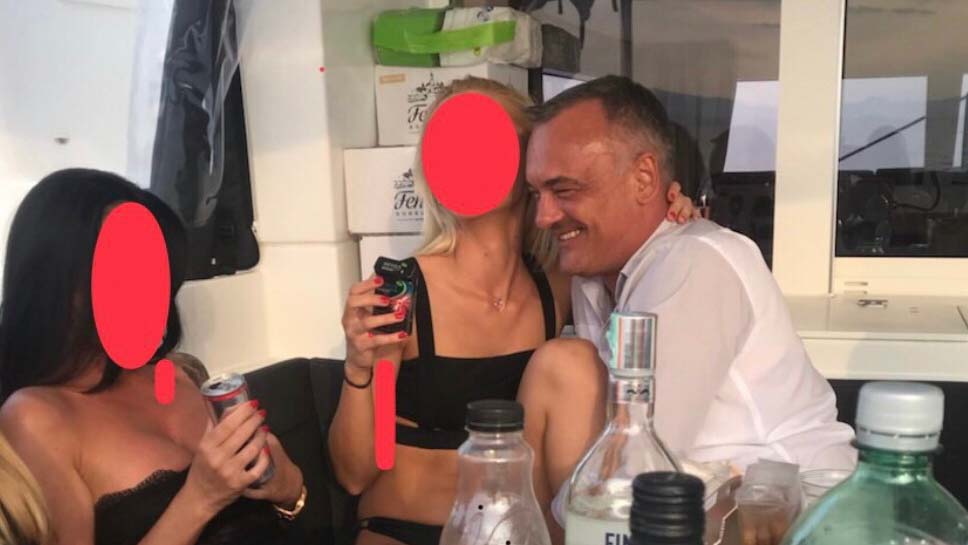Egy nő készítette Borkai Zsoltról a kompromitáló videót a horvátországi hajón: a buli résztvevői később összedobták a pénzt és fizettek a zsarolónak