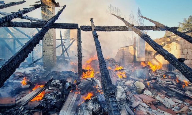 “Mire hazaértem nagymamámat pont kihozták az égő épületből” – bosszúból gyújthatta fel a lakókocsit Budakeszin az a férfi, aki miatt több család földönfutó lett, 4 ingatlan égett le