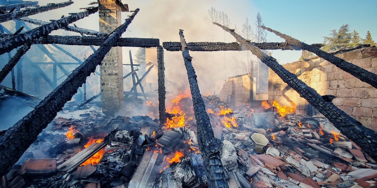 “Mire hazaértem nagymamámat pont kihozták az égő épületből” – bosszúból gyújthatta fel a lakókocsit Budakeszin az a férfi, aki miatt több család földönfutó lett, 4 ingatlan égett le