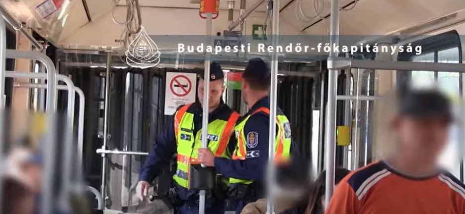 Az 50-es villamoson razziáztak a zsaruk: egy körözött férfit is elfogtak – videó