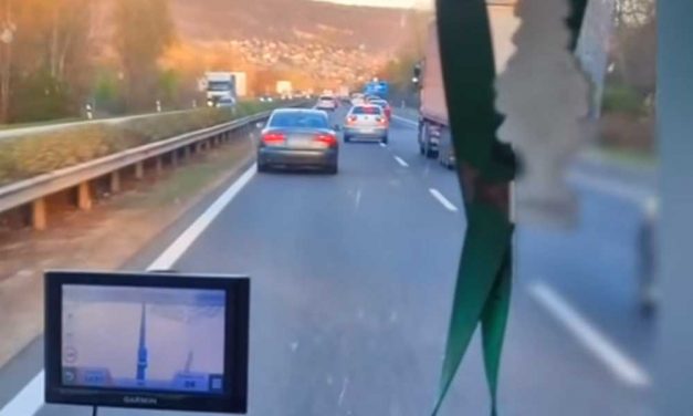 Vészhelyzet az autópályán: A mentőautó előtt száguldozott az Audit vezető pofátlan sofőr