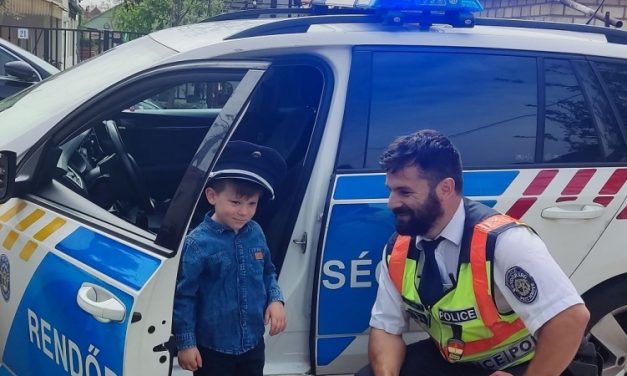 Micsoda meglepetés! Így váltották valóra a 4 éves Bence álmát a gyáli rendőrök – Fotók