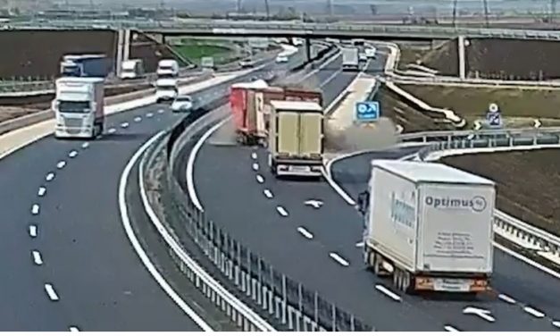 Tolatni kezdett a kamion az M4-esen: fékezés nélkül csapódott bele egy másik – Videón a horrorbaleset