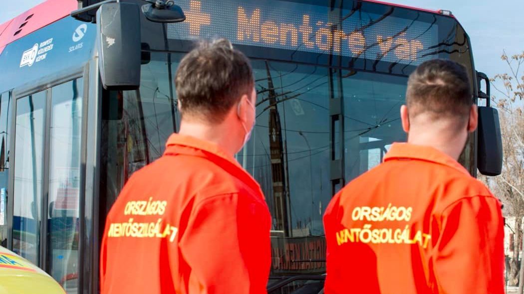 Palacsinta egy darabja akadt meg az utas torkán a 16-os buszon, a buszsofőr kezdte meg a férfi újraélesztését