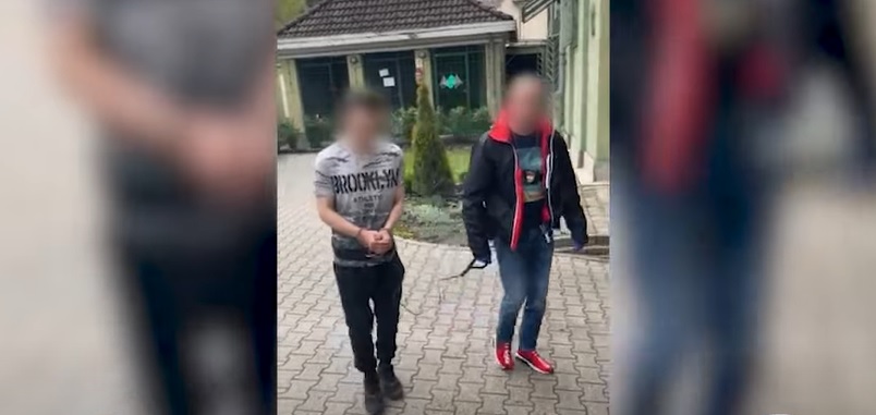 Egyik pofon követte a másikat: brutálisan rátámadt italozás közben az apjára egy 20 éves fiú Pest megyében