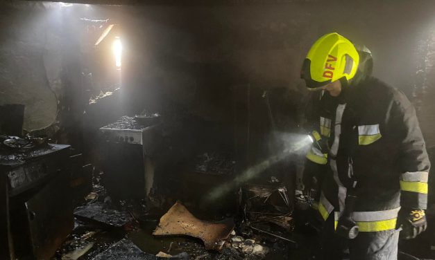 Benzinnel locsolta le a padlót a dunaföldvári férfi, majd egy öngyújtóval felgyújtotta a konyháját: egy rokona meghalt a tűzesetben