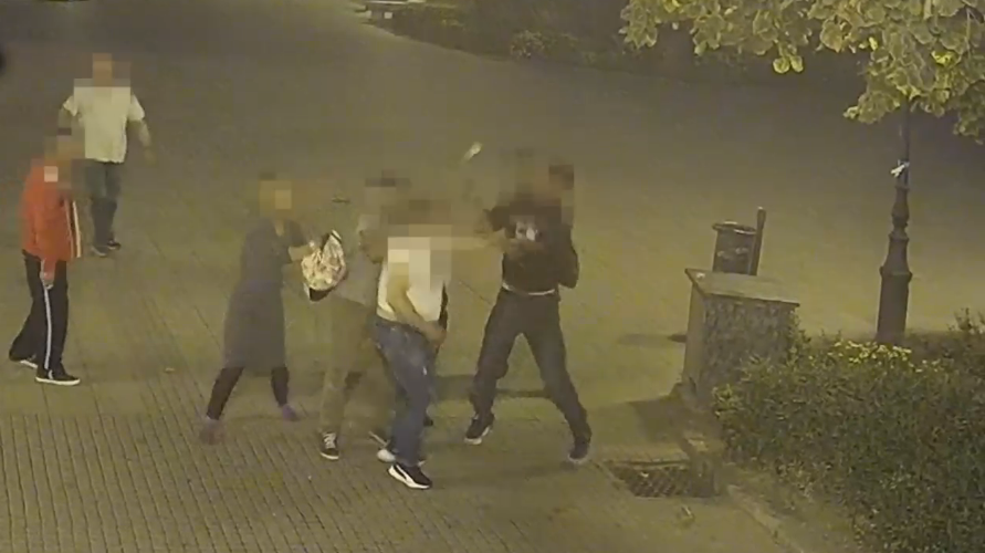 Csak úgy záporoztak az ütések, tizenketten ütötték-verték egymást, kés és pezsgősüveg is előkerült Kecskeméten