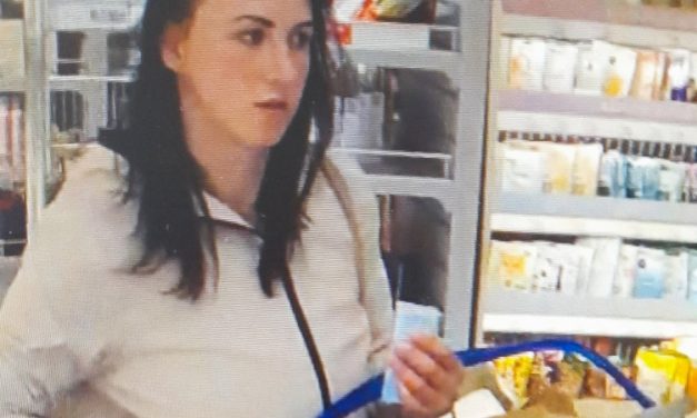 Nem zavartatta magát, alaposan kifosztotta a drogériát Szegeden ez a nő – A rendőrök most keresik, erre kérik a lakosságot – Fotó