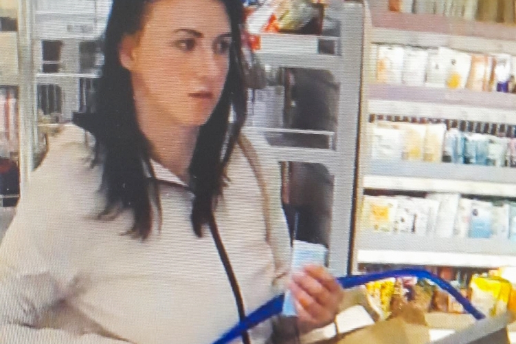Nem zavartatta magát, alaposan kifosztotta a drogériát Szegeden ez a nő – A rendőrök most keresik, erre kérik a lakosságot – Fotó