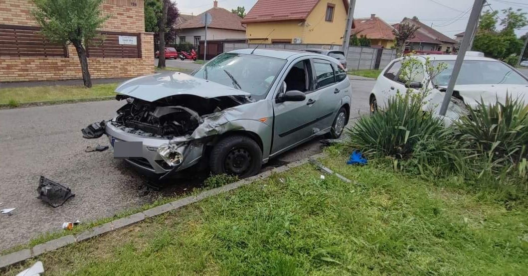 Rendszám nélküli Fiat tarolt le egy Fordot Budapesten, a balesetben egy gyermek is megsérült – Fotók a helyszínről
