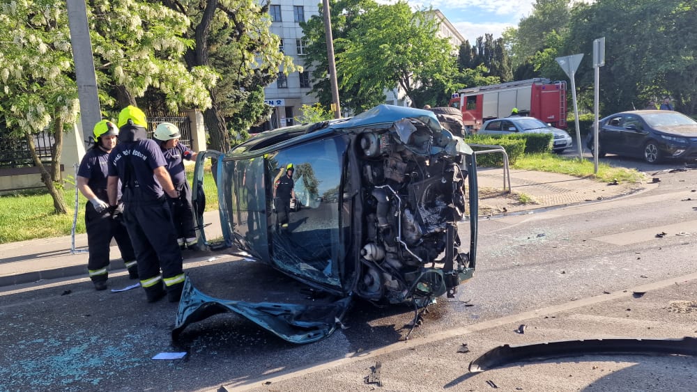 Autók ütköztek Kőbányán, még egy betonoszlop is kidőlt, az egyik autósnak óriási mázlija volt