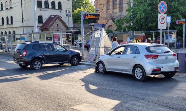 Nem figyeltek egymásra, pedig a tábla szólt előre, tragikomikus baleset Budapesten