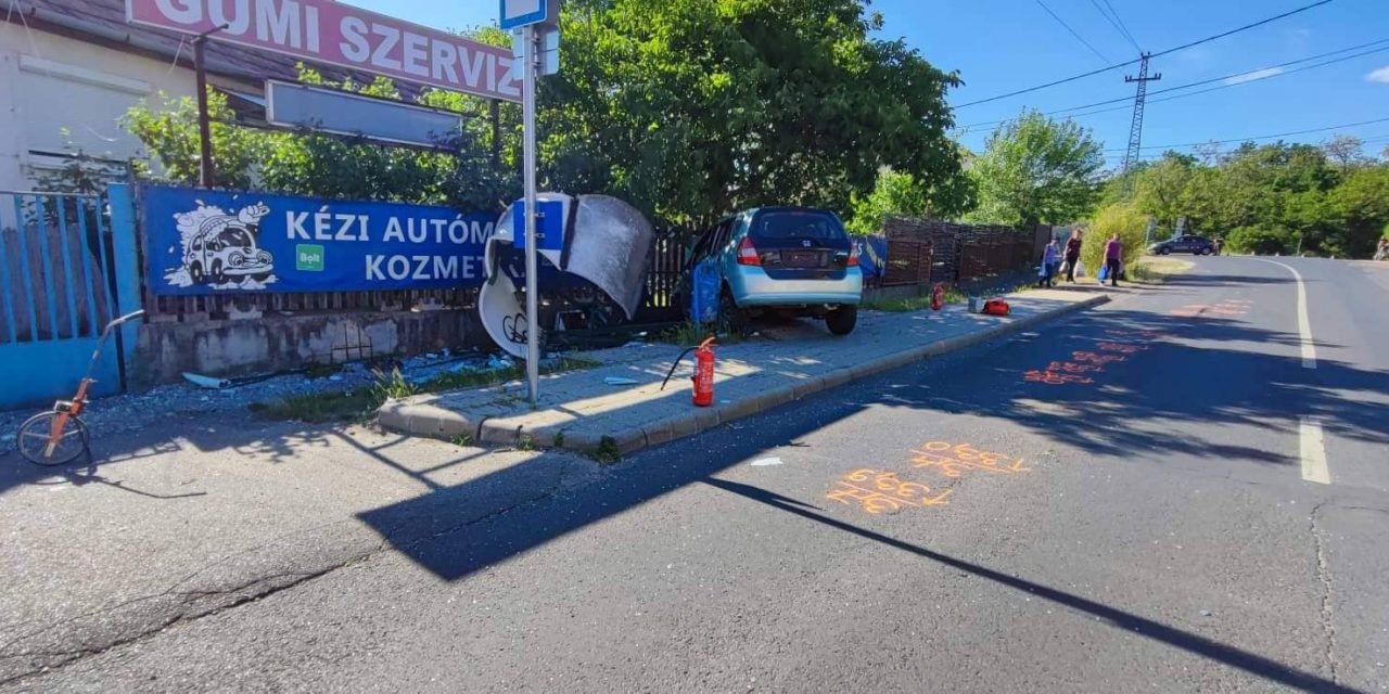 Se jogsi, se vezetői óvatosság, lezúzott egy buszmegállót a felelőtlen sofőr