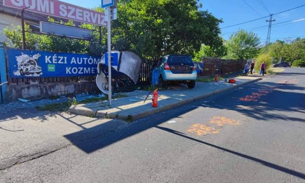 Se jogsi, se vezetői óvatosság, lezúzott egy buszmegállót a felelőtlen sofőr