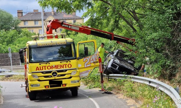 Merész kanyarból durva baleset: felhajtott Budapesten a szalagkorlátra egy autó – Fotók a helyszínről