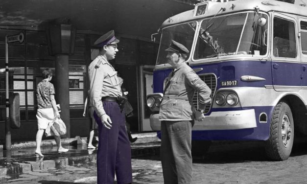 Rémdráma a buszmegállóban: Az emberek szeme láttára szurkálta halálra volt feleségét Mihály, majd magával is végzett