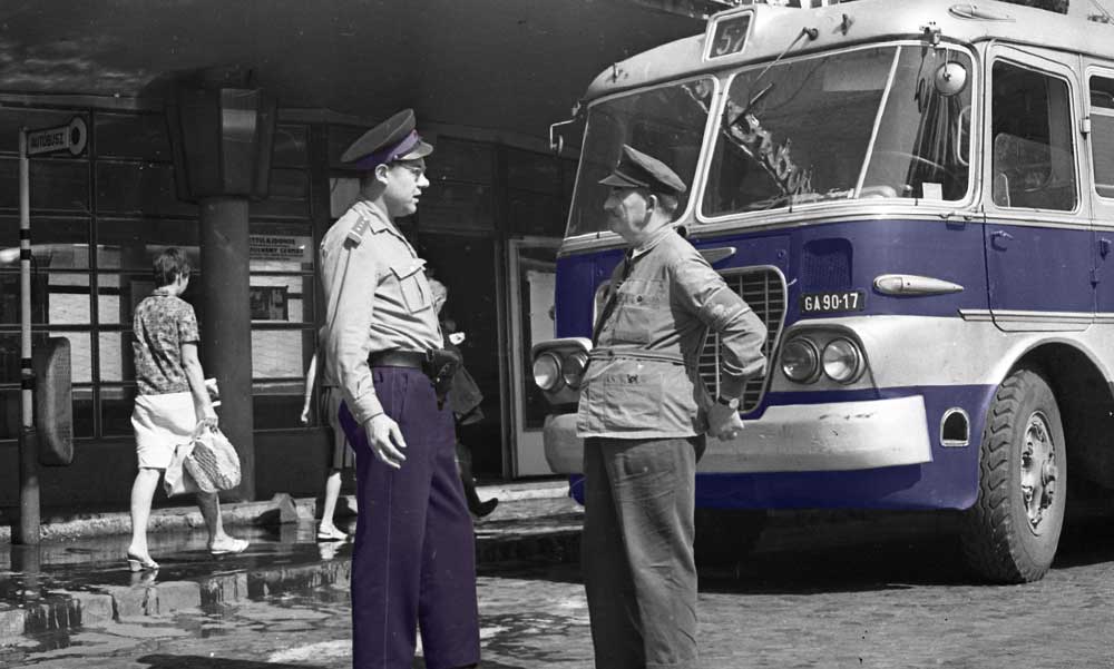 Rémdráma a buszmegállóban: Az emberek szeme láttára szurkálta halálra volt feleségét Mihály, majd magával is végzett
