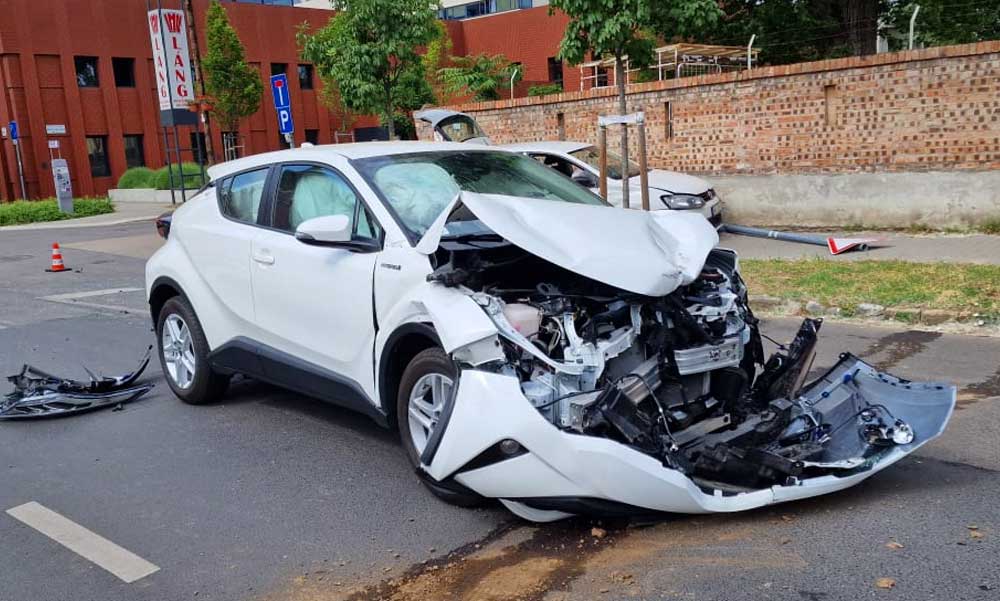 Szétszakadt a Toyota eleje, a karambolban szétfolyt a lakásfelújításhoz vett festék is az autóban