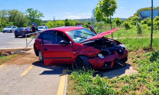 Nagyon benézte a sofőr a kanyarodást, nagy csattanás lett a vége