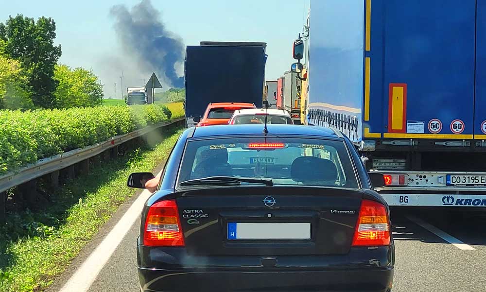 Kamionnal ütközött, majd kigyulladt egy sportolókat szállító busz az M1-esen, szerdán ez volt az 5. baleset az M1-es autópályán