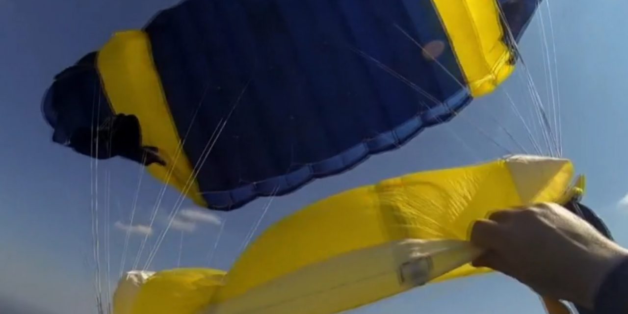 Pörögni kezdett a levegőben, majd lezuhant – Társai végig nézték, ahogy a földbe csapódik az ejtőernyős Székesfehérvárnál – videó