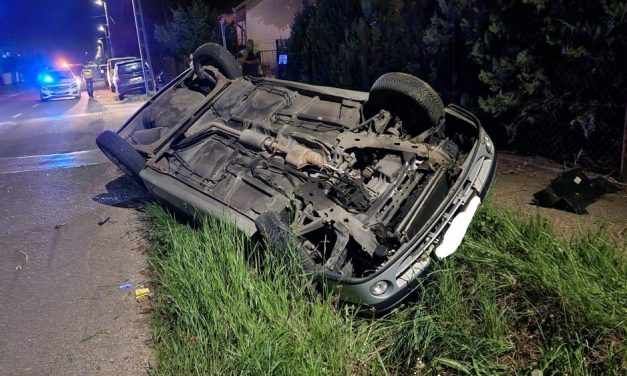 Feje tetejére állt egy autó Érden, csúnya baleset történt a Vörösmarty utcában