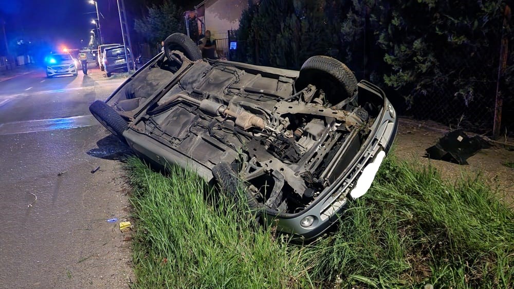 Feje tetejére állt egy autó Érden, csúnya baleset történt a Vörösmarty utcában