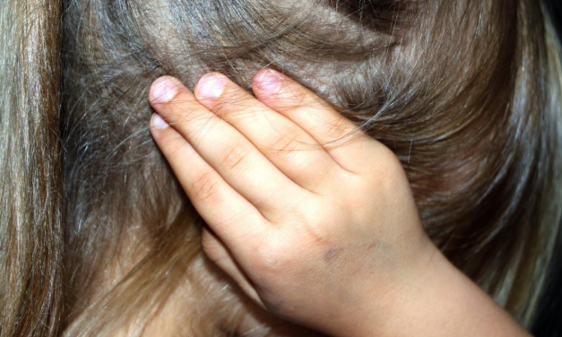 Egy volt fideszes polgármester, fővárosi iskolaigazgató ellen emeltek vádat gyermekbántalmazás miatt