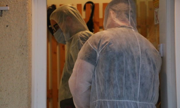 „Ne gyere be, hívd a 112-t” – ezt írta ki az ajtóra az a somogyi férfi, aki kioltotta 8 éves gyermeke életét, majd magával is végzett