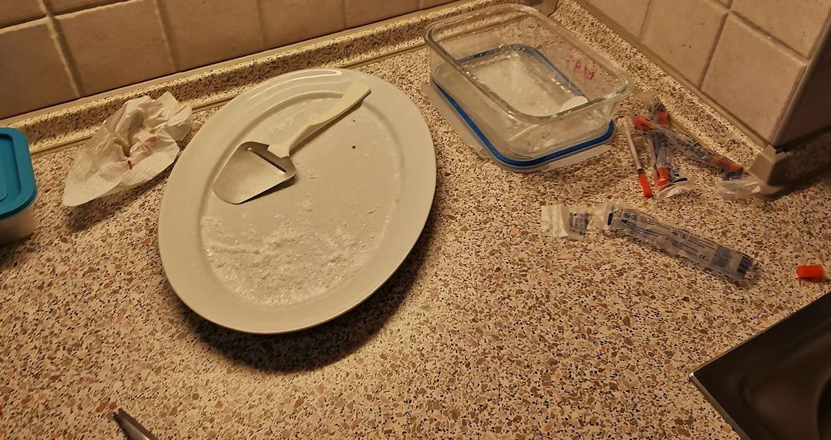 Budapesti lakást rohantak le a rendőrök, négy embert vettek őrizetbe az akció során