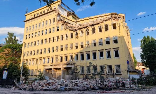 Hirtelen leomlott egy budapesti épület felső három szintje, a környéken élők korábban szóltak, hogy valami nem stimmel