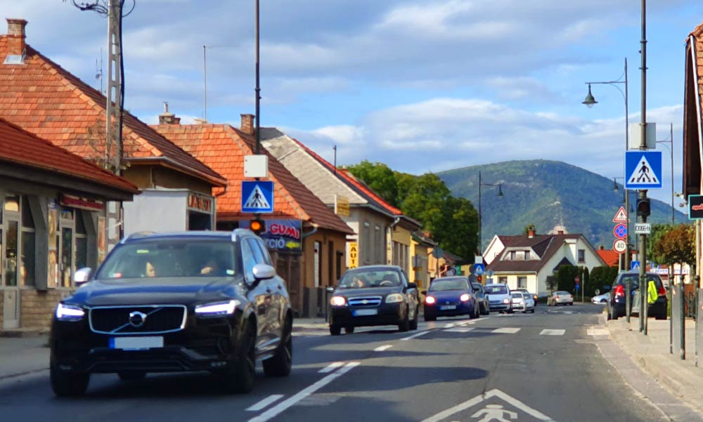 Kockázatosan előzött, halál lett a vége a 10-es úton