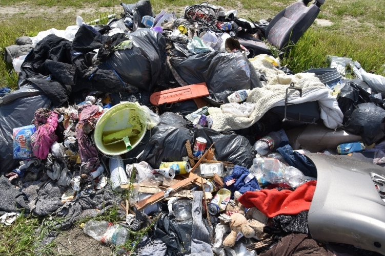Több köbméternyi illegális hulladékkal szórták tele a várost a szekszárdi bűnözők, ez várhat most rájuk