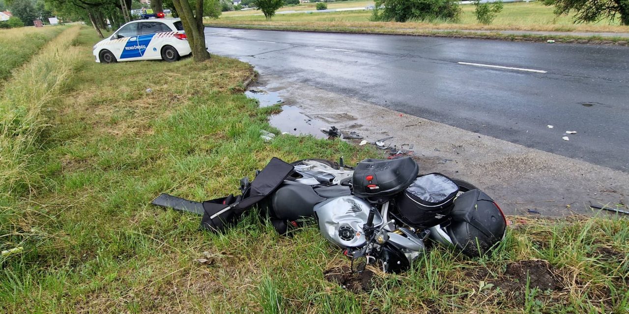 Még küzdenek a motoros életéért, aki egy autó alá csúszott a 3. kerületben